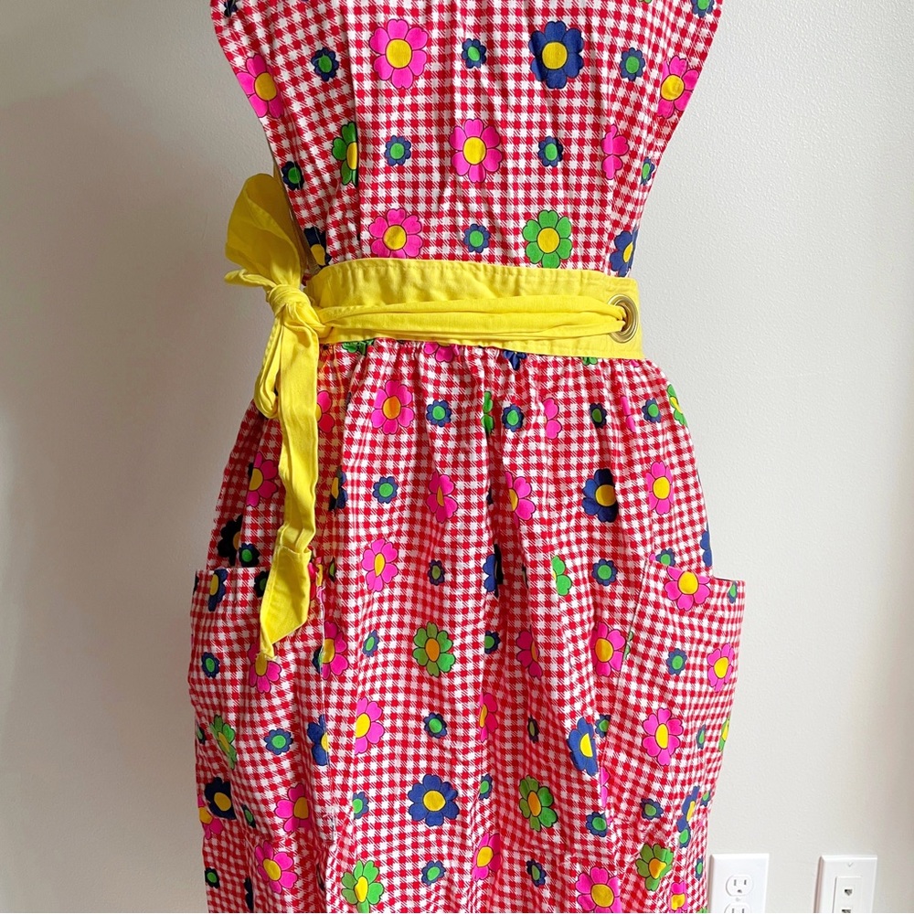 Vintage Red Groovy Floral Apron Pinafore - Picture 7 of 13